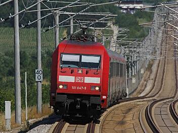 Regionalexpress auf der ICE-Strecke, das gibt es schon in Bayern, nämlich zwischen Nürnberg und München (hier bei Offenbau). Nun hat die Bayerische Eisenbahngesellschaft (BEG) vorsorglich angezeigt, dass sie möglicherweise auch auf der Neubaustrecke Nürnberg-Coburg Regionalexpresszüge bestellen würde. Foto: Claus Weber/Deutsche Bahn AG