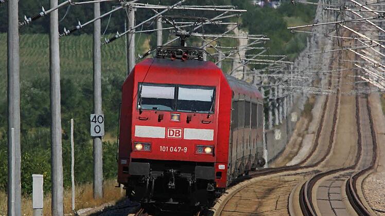 Regionalexpress auf der ICE-Strecke, das gibt es schon in Bayern, nämlich zwischen Nürnberg und München (hier bei Offenbau). Nun hat die Bayerische Eisenbahngesellschaft (BEG) vorsorglich angezeigt, dass sie möglicherweise auch auf der Neubaustrecke Nürnberg-Coburg Regionalexpresszüge bestellen würde. Foto: Claus Weber/Deutsche Bahn AG