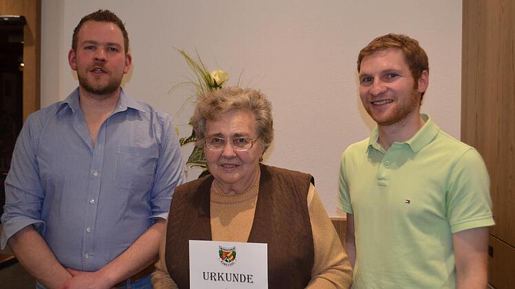 Vorsitzender Lorenz Neder (r.) und sein Stellvertreter Sebastian Greubel ehrten Irmgard Kühnlein für 25-jährige Vereinstreue. Foto: A. Lomb