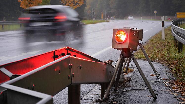 Blitzgerät im Einsatz Foto: David Ebener, dpa