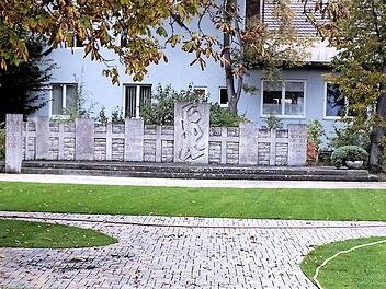 Das neu gestaltete Kriegerdenkmal der Gemeinde Sand Foto: Alfons Beuerlein