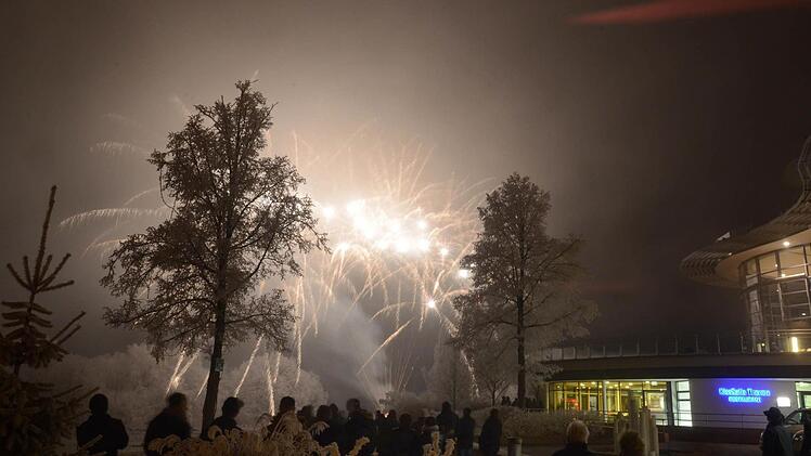 Zum Jahreswechsel 2016/2017 haben viele Kissinger den Blick auf das Feuerwerk genossen. Ein besonderes Lichterspektakel war von der Therme aus zu sehen. Glitzernde Sterne und leuchtende Fontänen lockten bei minus sieben Grad ins Freie. Foto: Peter Rauch