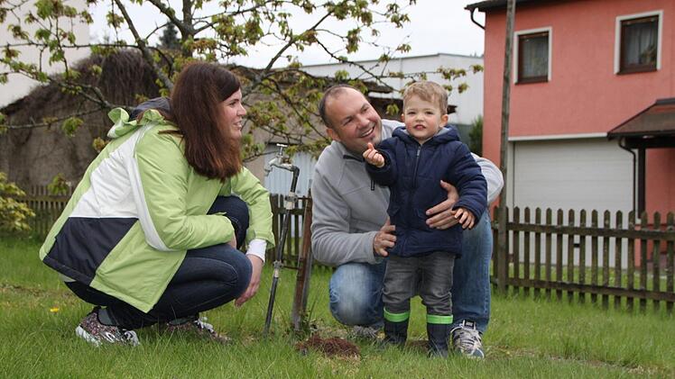 Franziska und Oliver Kaul begutachten mit ihre Sohn Marlon einen frischen Maulwurfshügel in ihrem Garten. Die Familie hat sich mit den kleinen "Mitbewohnern" arrangiert. Foto: Ulrike Müller
