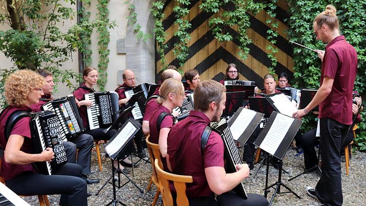 Der Harmonika-Club, am Pult Oliver Janke Foto: Johanna Blum