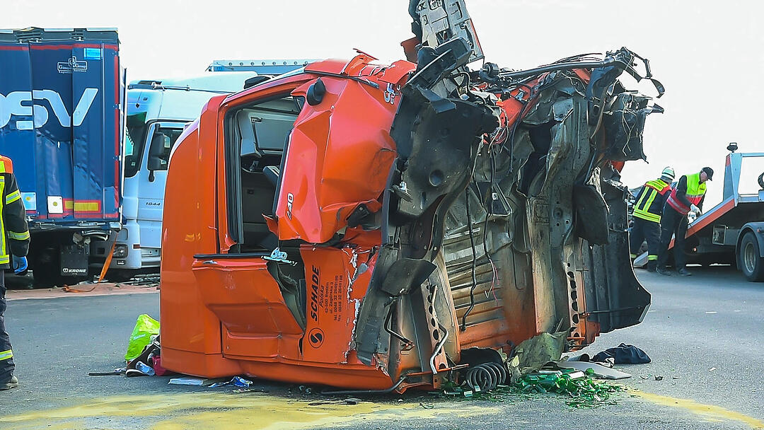 A3 im Kreis Würzburg: Führerhaus bricht nach Massenunfall vom Rest des LKWs ab