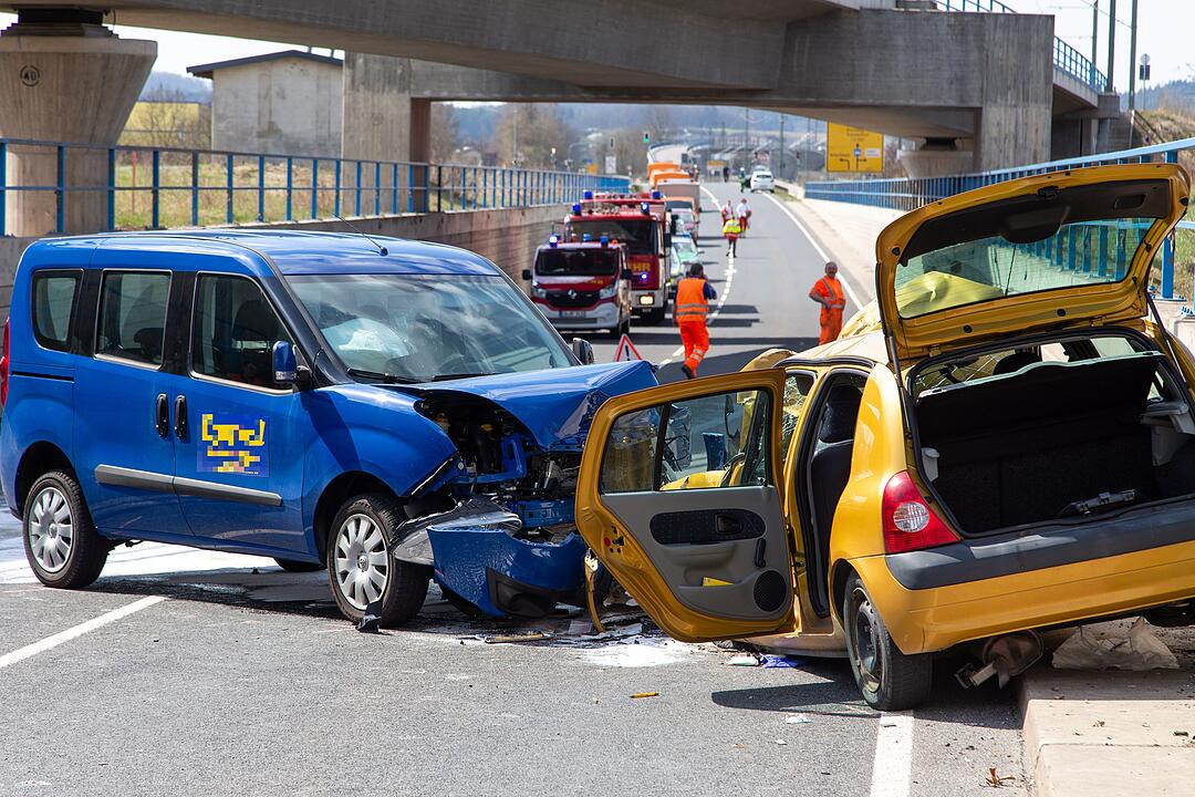 Schwerer Unfall bei Coburg: Zwei Schwerverletzte nach Crash auf B303