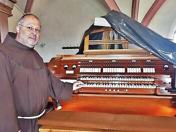 Auch die Orgel wird saniert. Pater Kosma Rejmer bedauert aber die Unterbrechung der Arbeiten wegen der Corona-Krise.  Foto: Bernd Kleinert