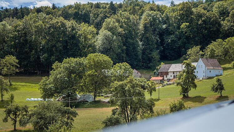 Blick aus der Ferne auf die bei Giechkröttendorf gelegene Siedlung Lochhaus.