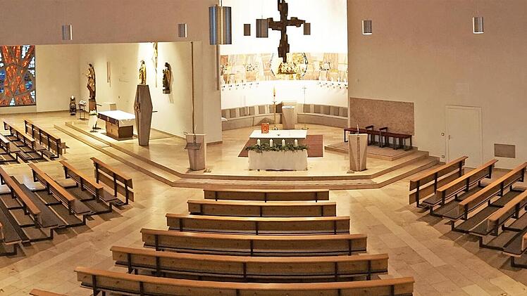 Innenansicht der Kirche, die mit etwa 600 Sitzpl&auml;tzen die gr&ouml;&szlig;te in Forchheim ist.