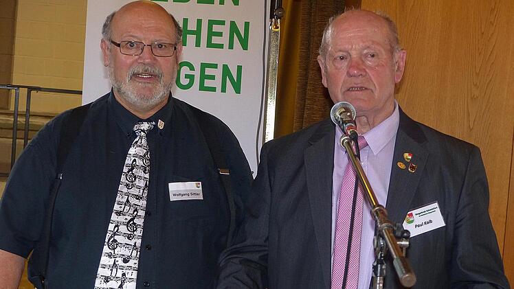 Paul Kolb (rechts) stand 37 Jahre an der Spitze des Schweinfurter Sängerkreises, zu dem auch die Bad Kissinger gehören. Sein Nachfolger ist Wolfgang Sittler (links).