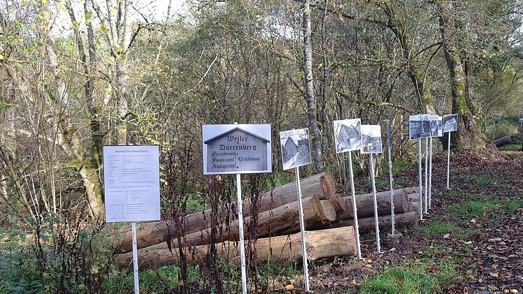 Der Weiler Dörrenberg lag eigentlich abseits des Weges. Häuserbilder erinnern an die ehemaligen Gebäude des Ortes.  Foto: Stephanie Elm