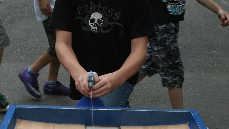 Alexander Kolasinski (7) macht jedes Jahr in Kasendorf Urlaub. "Das Kellerfest ist einfach toll", findet er und behauptet, dass es solche Feste in seiner Heimat Baden-Württemberg nicht gibt. Auf jeden Fall hat er noch nie mit der Wasserspritze Fußball gespielt.