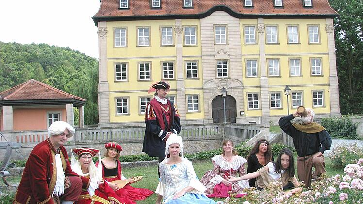 Bettler, feine Edeldamen, Handwerker und viele andere Menschen aus verschiedenen Jahrhunderten sind zu Gast bei der historischen Zeitreise. Der barocke Schlosspark bietet - wie diese Gleisenauer und Ebelsbacher beweisen - für die 650-Jahr-Feier von Gleisenau die ideale Kulisse.