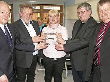 Von links Bürgermeister Helmut Fischer, Architekt Herbert Fleischmann, Kindergartenleiterin Elke Klerner, Pfarrer Diter Glaeser und Kirchenpfleger Christoph Hofmann