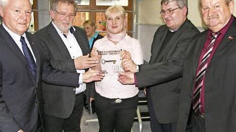 Von links Bürgermeister Helmut Fischer, Architekt Herbert Fleischmann, Kindergartenleiterin Elke Klerner, Pfarrer Diter Glaeser und Kirchenpfleger Christoph Hofmann