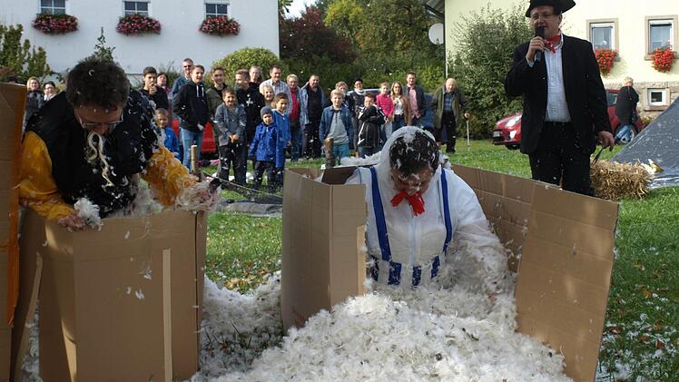 Federn über Federn - das systematische Suchen von Asterix (Pater Jan, li) zahlt sich aus. Obelix (Jens Korn, re) sucht noch eifrig. Foto: Susanne Deuerling
