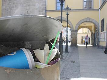 Zu viele Pappbecher landen nach nur einmal Benutzen in öffentlichen Mülleimer. Von dort werden sie nicht mehr recycled sondern verbrannt. Foto: Dominic Buckreus