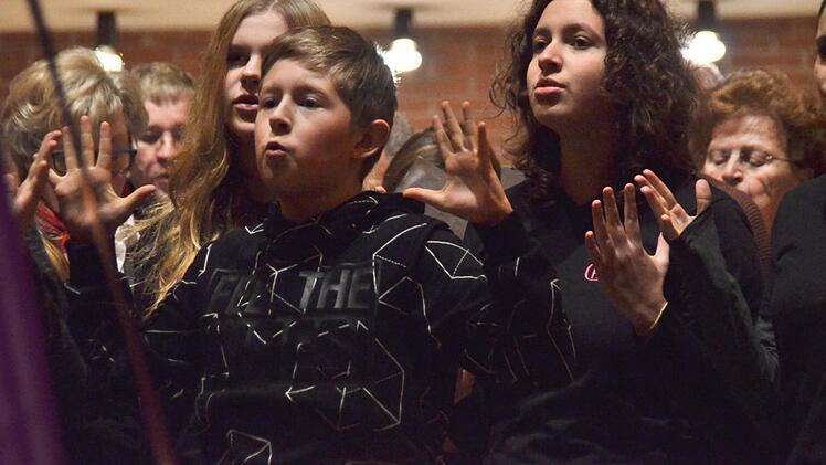 Das Abschlusslied "Heal the world" sangen alle Mitwirkenden des Weihnachtskonzertes gemeinsam.  Fotos: Kathrin Kupka-Hahn