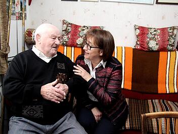 Die stellvertretende Landrätin Gabriele Klaußner gratuliert dem Jubilar, und ist ganz angetan.  Foto: Richard Sänger