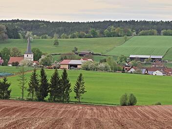 Bischwind aus Richtung Süden gesehen. Auf dem grünen Feld, entlang der Ortsrandbebauung, liegt das Baugebiet.Helmut Will