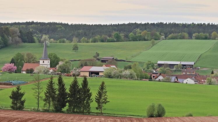 Bischwind aus Richtung Süden gesehen. Auf dem grünen Feld, entlang der Ortsrandbebauung, liegt das Baugebiet.Helmut Will