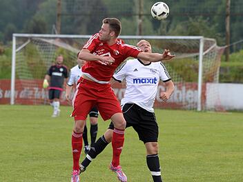 Der Kasendorfer Jochen Hollfelder (rechts) im Kopfballduell mit Fabian Viefhaus beim 2:0-Sieg beim Spitzenreiter Saas Bayreuth. An diesem Erfolg will der SSV heute anknüpfen.  Foto: Peter Mularczyk/Archiv