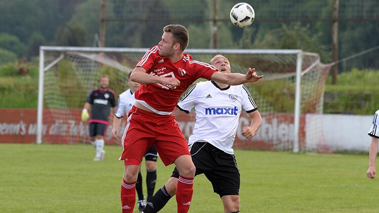 Der Kasendorfer Jochen Hollfelder (rechts) im Kopfballduell mit Fabian Viefhaus beim 2:0-Sieg beim Spitzenreiter Saas Bayreuth. An diesem Erfolg will der SSV heute anknüpfen.  Foto: Peter Mularczyk/Archiv