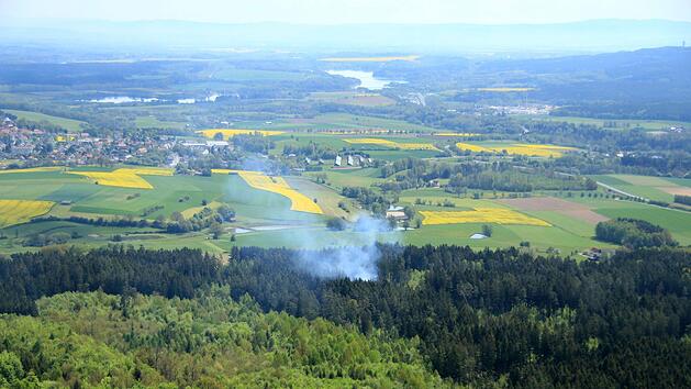 So sieht ein Waldbrand aus der Perspektive eines Luftbeobachters aus. Ab dann muss alles sehr schnell gehen - die Feuerwehr muss sofort ausrücken. Foto: Peter Stollberg / Regierung von Oberfranken
