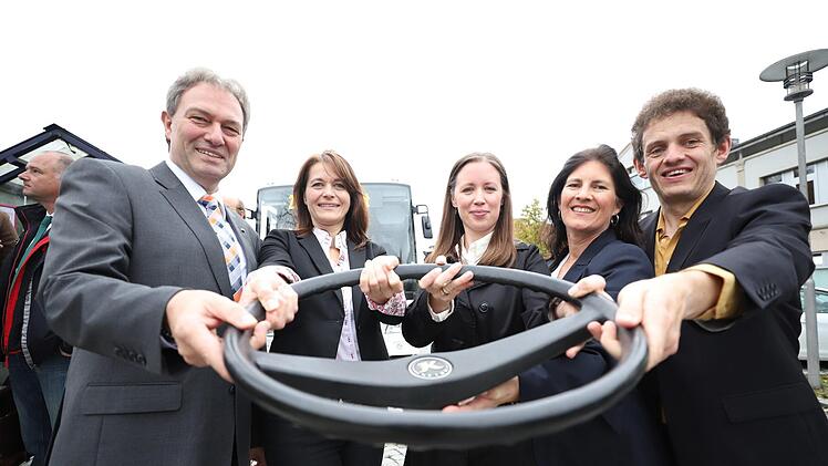 Wollen den Nahverkehr in die richtige Richtung lenken: Landrat Klaus Löffler sowie Barbara Meyer, Gabriele Riedel, Susanne Faller und Tobias Herrmann (von links) vom Regionalmanagement, das das am Montag vorgestellte Mobilitätskonzept erarbeitet hat. Foto: Marian Hamacher