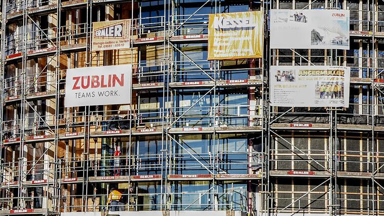 Die Einzelelemente f&uuml;r die Glasfassade am Globe werden montiert.Foto: Jochen Berger