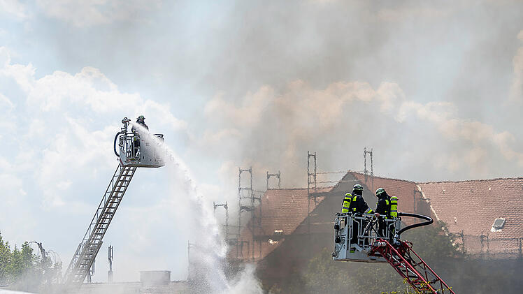 Nürnberger Kita brennt weiterhin: Feuerwehr kündigt drastische Maßnahme an - "kommen da nicht ran"