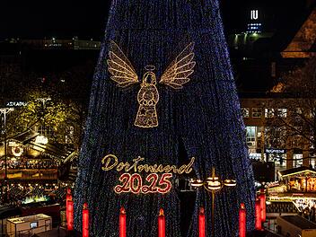 Riesiger Weihnachtsbaum auf dem Dortmunder Weihnachtsmarkt