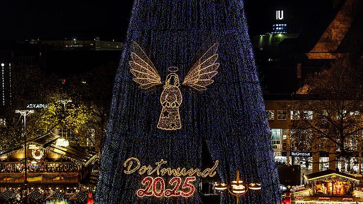 Riesiger Weihnachtsbaum auf dem Dortmunder Weihnachtsmarkt
