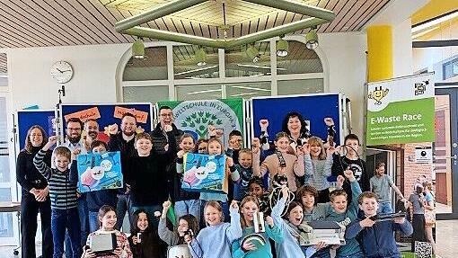 Die Schulklassen beim Start der Aktion mit (von links) Svenja-Judith Schneider, Hannes Biederbick, Michael Herzog, Sebastian H&ouml;rster, Jan Pfeufer (Umweltdienste Merkel GmbH) und Carola Ackermann (Rektorin der Grundschule M&ouml;hrendorf)