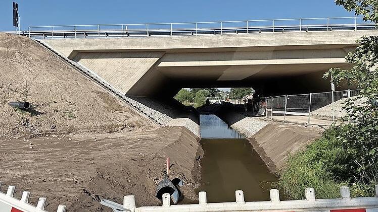 F&uuml;r einen Teil der Sch&auml;den an der Br&uuml;cke &uuml;ber den Simon-Rabl-Weg in He&szlig;dorf soll nun die Gemeinde aufkommen.