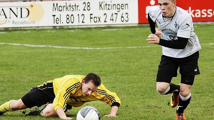 Bayern Kitzingens II Marcel Reuther oben auf, während sein Giebelstädter Konkurrent wieder aufstehen will. Foto: Krumpholz