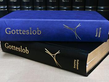 So sieht das neue Gesangs- und Gebetbuch aus. Foto: Matthias Hoch
