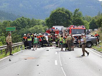 Blick auf die Unfallstelle: Fieberhaft bemühten sich die Retter, den Audi-Fahrer zu befreien (links). Rechts der Pickup des Unfallverursachers. Fotos: Friedwald Schedel