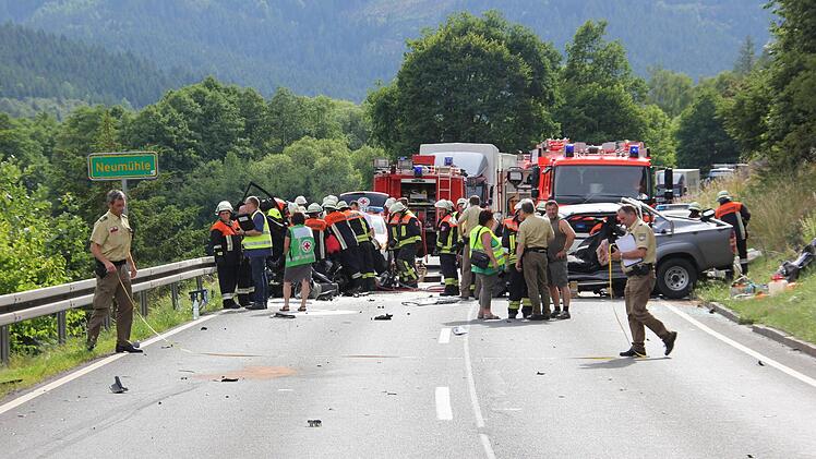 Blick auf die Unfallstelle: Fieberhaft bemühten sich die Retter, den Audi-Fahrer zu befreien (links). Rechts der Pickup des Unfallverursachers. Fotos: Friedwald Schedel