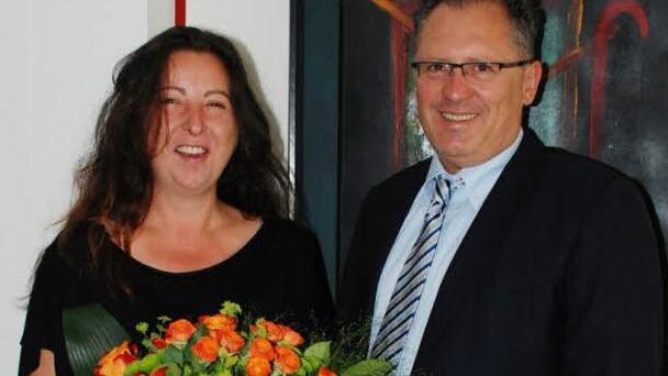 Glückwünsche: Geschäftsführer Peter Mayr ehrte Bianca Matiasovics, seit 25 Jahren Mitarbeiterin der Firma perma-tec. Foto: Doris Bauer