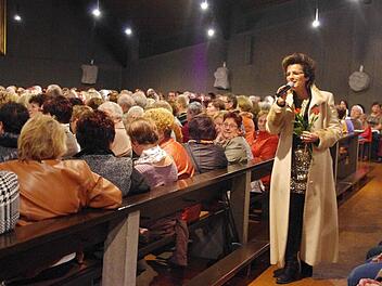 Monika Martin suchte bei ihrem Konzert immer wieder den Kontakt zum Publikum.  Foto: Heike Schülein