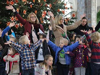 Kinder und Erzieherinnen des Kliegl-Kindergartens singen in der Wandelhalle.  Foto: Benedikt Borst