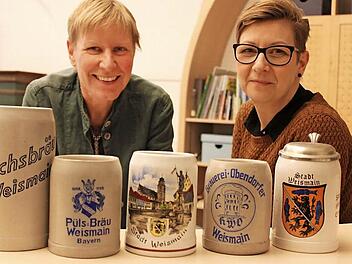 Museumsleiterin Andrea Göldner und Mitarbeiterin Stefanie Bornschlegel (v.l.) rücken in einem speziellen Programm Weismainer Biertradition in den Mittelpunkt. Fotos: Ramona Popp