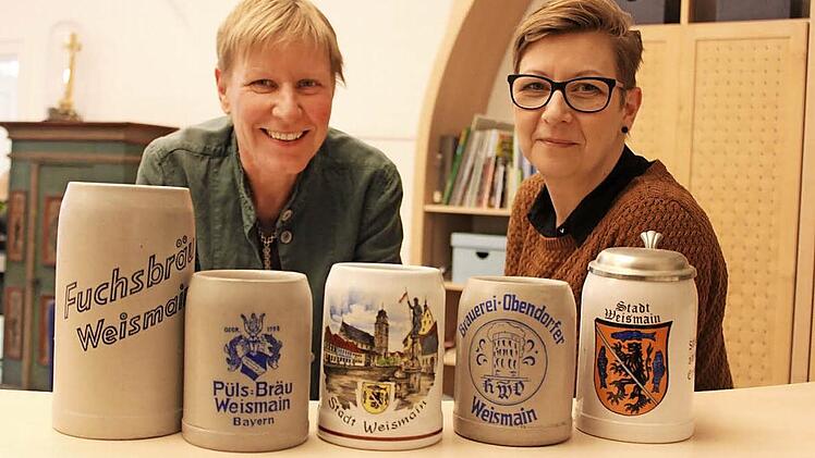 Museumsleiterin Andrea Göldner und Mitarbeiterin Stefanie Bornschlegel (v.l.) rücken in einem speziellen Programm Weismainer Biertradition in den Mittelpunkt. Fotos: Ramona Popp