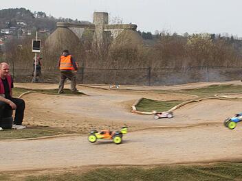 Saisonauftakt auf dem Plassenburg-Ring hinter der Kulmbacher Kläranlage. 85 Piloten waren am Start. Foto: Sonja Adam