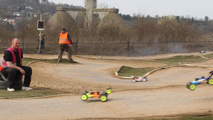 Saisonauftakt auf dem Plassenburg-Ring hinter der Kulmbacher Kläranlage. 85 Piloten waren am Start. Foto: Sonja Adam