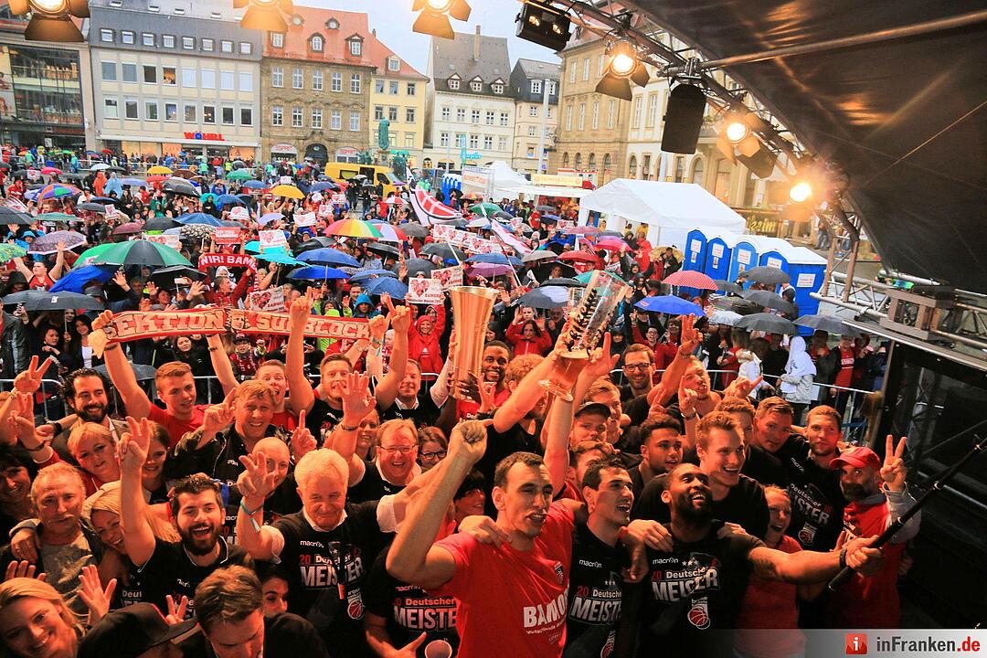 Bamberg feiert deutsche Basketballmeisterschaft im Regen