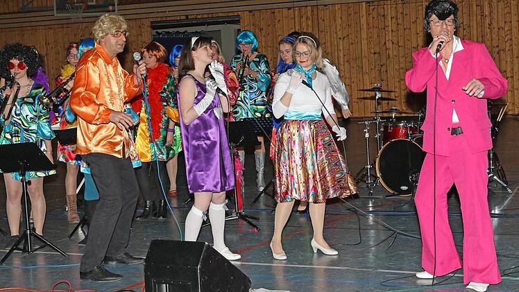 Der Lichtenfelser Fanfarenzug heizte mit seinem Deutsch-Rock mächtig ein. Foto: Klaus Gagel