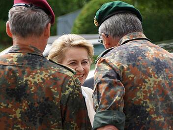 Brigadegeneral Andreas Hannemann, Kommandeur des Ausbildungszentrums Infanterie, und Oberst Michael Uhrig, Kommandeur des VN-Ausbildungszentrums, empfangen Verteidigungsministerin Ursula von der Leyen auf dem Lagerberg. Foto: Arkadius Guzy