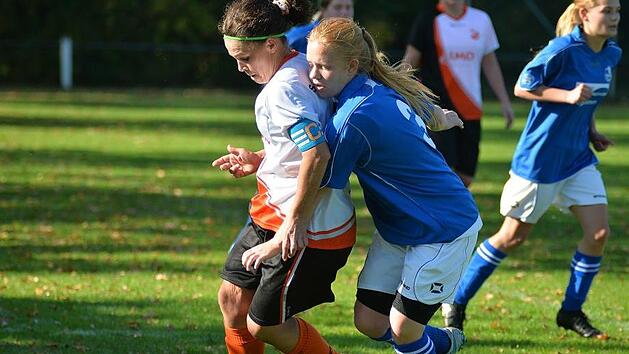 SC Gremsdorf - TSV Dr&uuml;gendorf: Die Gremsdorfer "Bixn" um Kapit&auml;nin Verena Oeser (links) fertigten Theresa Fuchs und den TSV Dr&uuml;gendorf mit 4:0 ab und setzten sich an die Tabellenspitze. Foto: Picturedreams